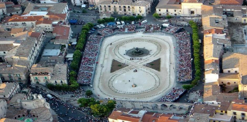 Dietro Piazza Maggiore Sulmona Exteriör bild