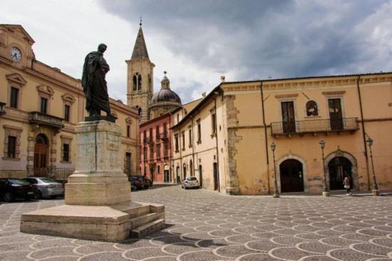 Dietro Piazza Maggiore Sulmona Exteriör bild