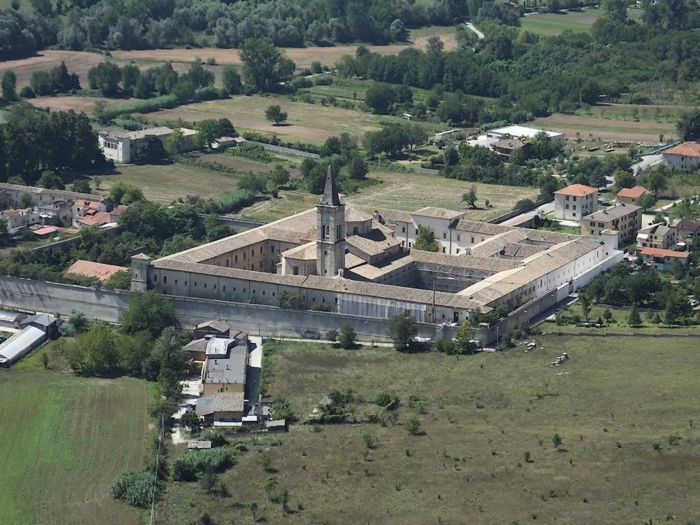 Dietro Piazza Maggiore Sulmona Exteriör bild